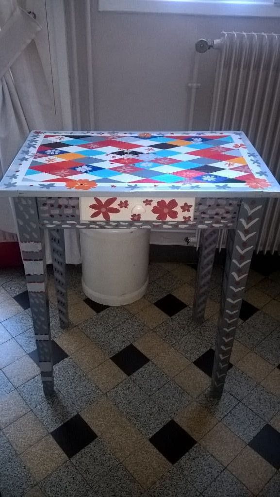 Petite table peinte à l'acrylique
